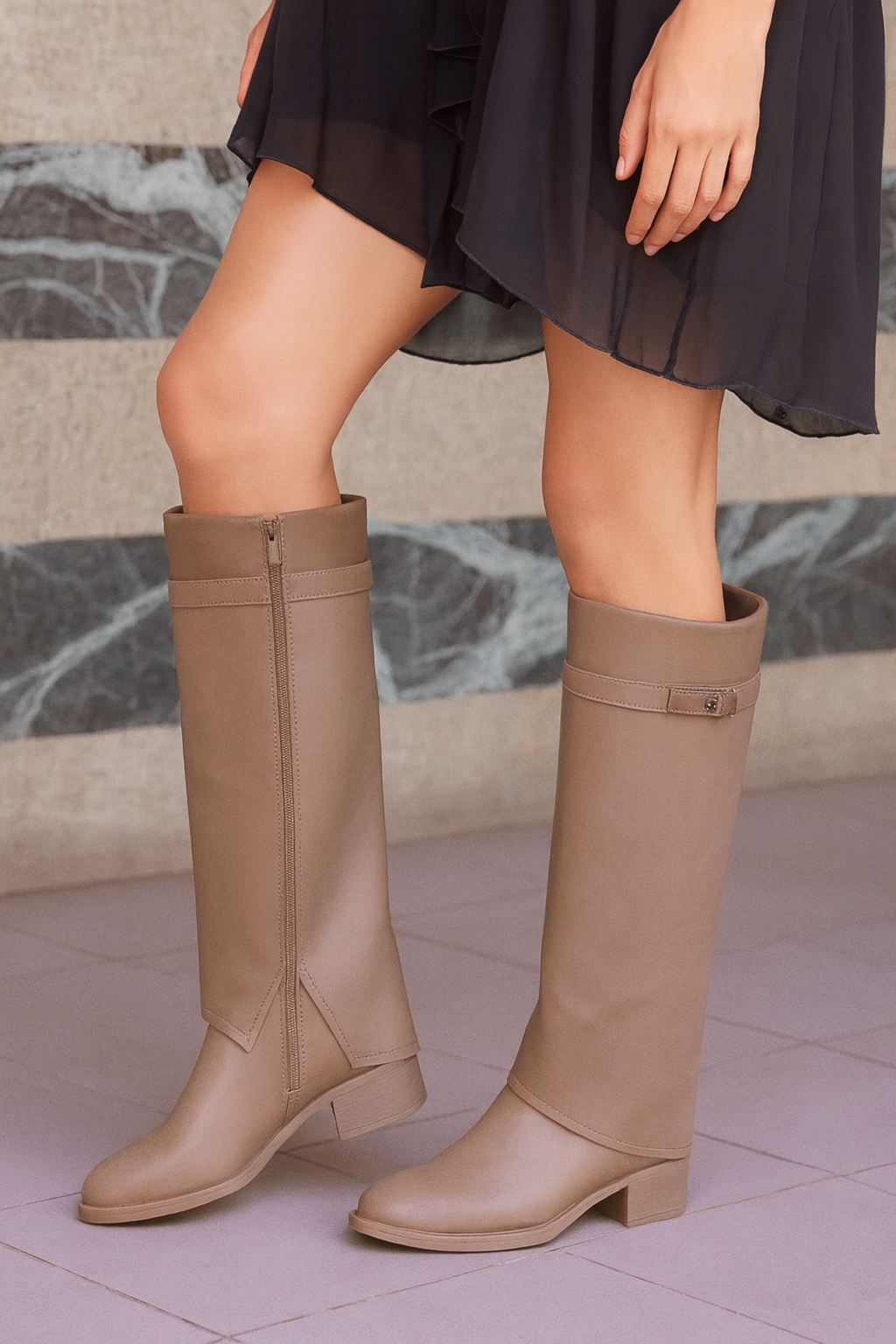 Stivali donna beige scuro con zip laterale e fibbia – trendy e versatili
