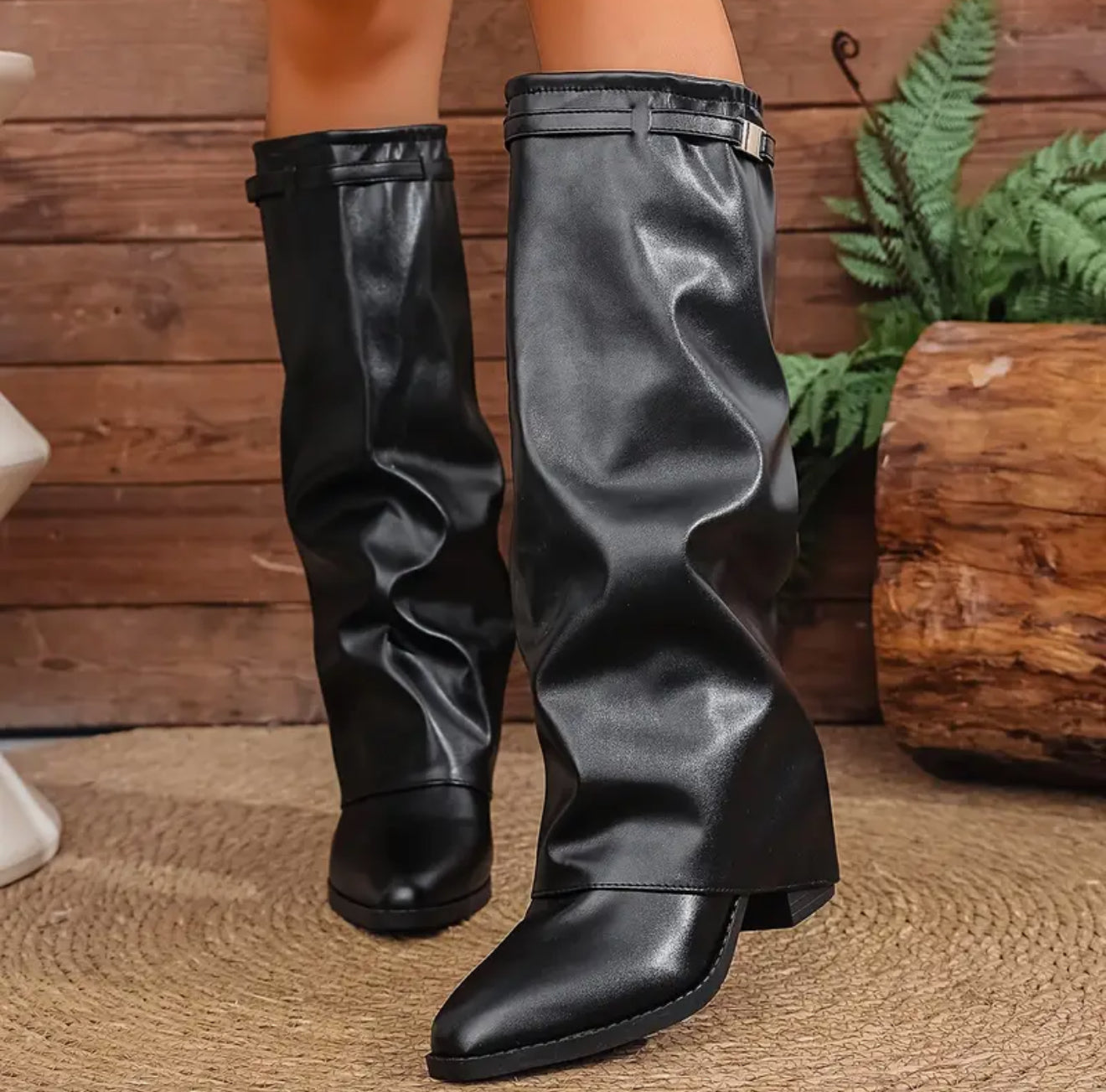 “Stivali slouchy in ecopelle – Chic e versatili”
