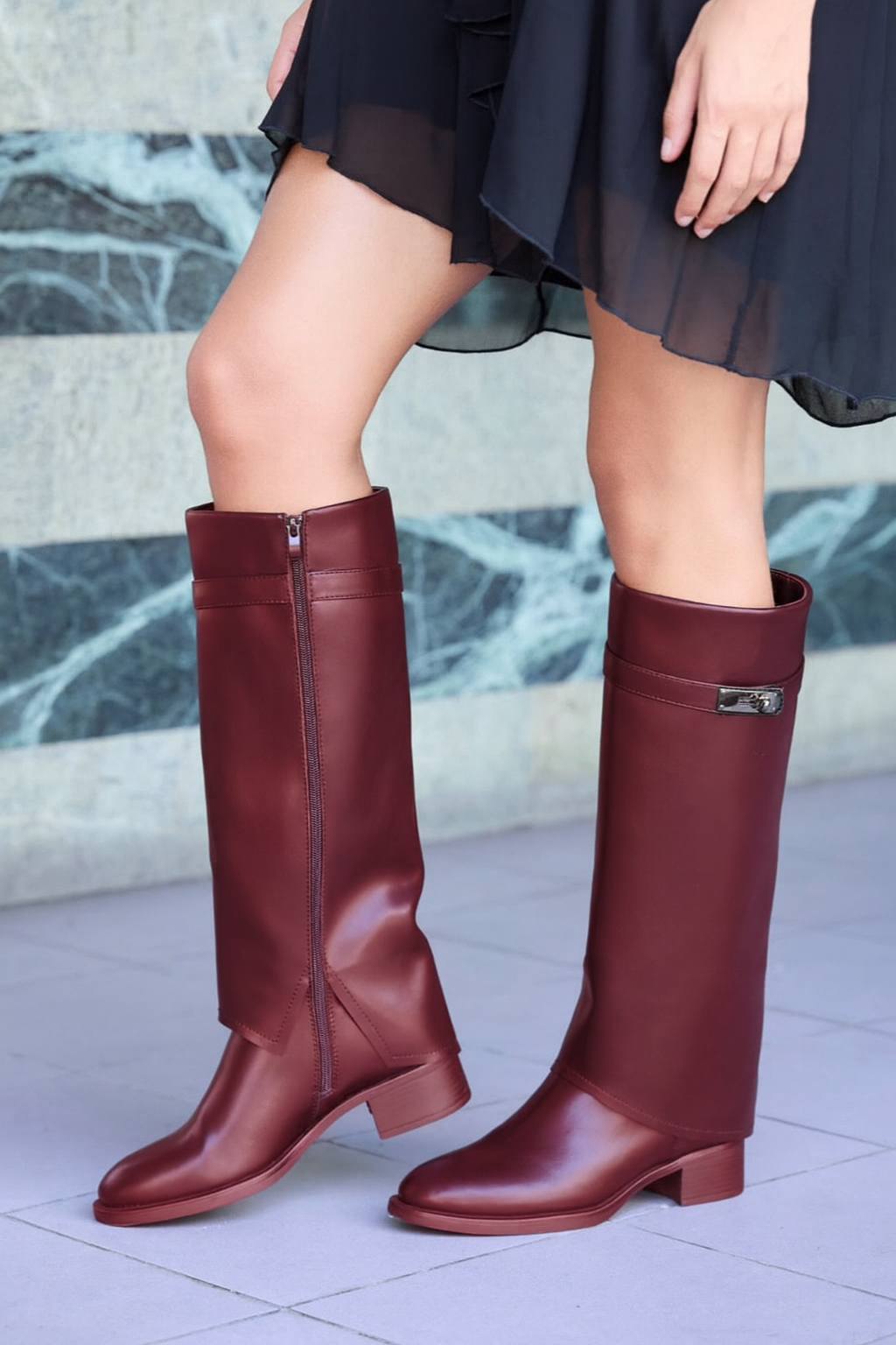 Stivali donna beige scuro con zip laterale e fibbia – trendy e versatili
